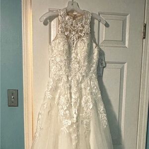 Brand new Oleg cassini size 4 unaltered weddding dress